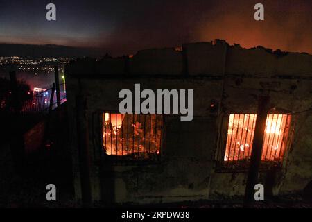 (190812) -- ATENE, 12 agosto 2019 -- Una casa in fiamme è vista durante un incendio sul monte Hymettus ad Atene, in Grecia, 12 agosto 2019. I vigili del fuoco greci lunedì mattina hanno messo sotto controllo l'incendio scoppiato durante la notte sul monte Hymettus ad Atene, hanno detto le autorità locali. Non sono state riportate ferite. C'erano solo danni alla foresta e a due case. (Foto di /Xinhua) GRECIA-ATENE-WILDFIRE-CONTROL NickxPaleologos PUBLICATIONxNOTxINxCHN Foto Stock