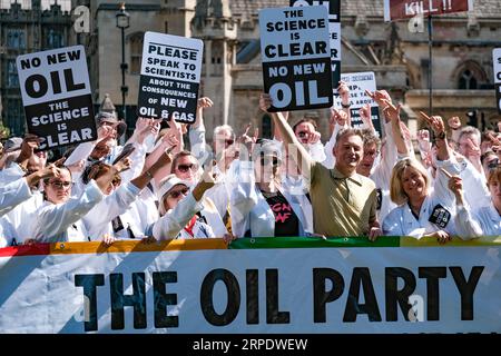 Parliament Square, Londra, Regno Unito. 4 settembre 2023. Attivisti tra cui TV Celebrity e Wildlife Presenter, Chris Packham e Jenny Jones, Baronessa Jones di Moulsecoomb si riuniscono presso le camere del Parlamento come il ritorno del deputato dopo la pausa estiva per protestare contro il governo che rilascia nuove licenze per progetti di petrolio e gas. Credit Mark Lear / Alamy Live News Foto Stock