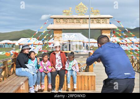 (190813) -- GANNAN, 13 agosto 2019 -- i turisti si pongono per una foto in un punto panoramico di una tenda nel villaggio di Gaxiu di Gahai Township, Luqu County, Gannan Tibetan Autonomous Prefecture, provincia del Gansu nel nord-ovest della Cina, 13 agosto 2019. Negli ultimi anni, Gannan ha promosso la cultura e l'industria turistica per aumentare il reddito della popolazione locale. ) CHINA-GANSU-GANNAN-TOURISM (CN) WangxHuajuan PUBLICATIONxNOTxINxCHN Foto Stock