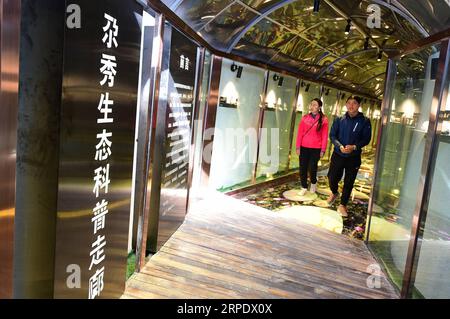 (190813) -- GANNAN, 13 agosto 2019 -- i turisti visitano una galleria di scienze ecologiche presso il villaggio di Gaxiu di Gahai Township, Luqu County, Gannan Tibetan Autonomous Prefecture, provincia del Gansu nel nord-ovest della Cina, 13 agosto 2019. Negli ultimi anni, Gannan ha promosso la cultura e l'industria turistica per aumentare il reddito della popolazione locale. ) CHINA-GANSU-GANNAN-TOURISM (CN) ZhaoxDingzhe PUBLICATIONxNOTxINxCHN Foto Stock