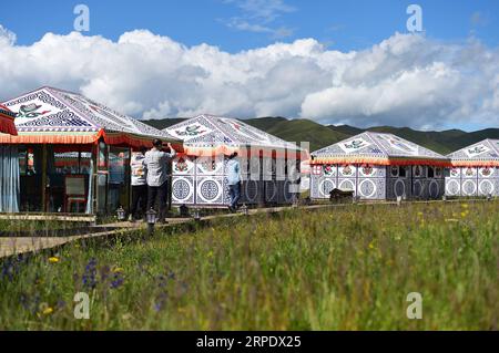 (190813) -- GANNAN, 13 agosto 2019 -- i turisti visitano un punto panoramico della tenda presso il villaggio di Gaxiu di Gahai Township, Luqu County, Gannan Tibetan Autonomous Prefecture, provincia del Gansu nel nord-ovest della Cina, 13 agosto 2019. Negli ultimi anni, Gannan ha promosso la cultura e l'industria turistica per aumentare il reddito della popolazione locale. ) CHINA-GANSU-GANNAN-TOURISM (CN) ZhaoxDingzhe PUBLICATIONxNOTxINxCHN Foto Stock