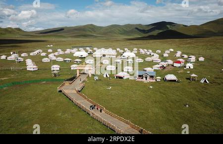 (190813) -- GANNAN, 13 agosto 2019 -- foto aerea scattata il 13 agosto 2019 mostra un punto panoramico della tenda presso il villaggio di Gaxiu di Gahai Township, contea di Luqu, prefettura autonoma tibetana di Gannan, provincia del Gansu della Cina nord-occidentale. Negli ultimi anni, Gannan ha promosso la cultura e l'industria turistica per aumentare il reddito della popolazione locale. ) CHINA-GANSU-GANNAN-TOURISM (CN) ChenxBin PUBLICATIONxNOTxINxCHN Foto Stock