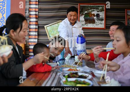 (190813) -- GANNAN, 13 agosto 2019 -- Un villaggio serve acqua per gli ospiti nel villaggio di Gaxiu di Gahai Township, contea di Luqu, prefettura autonoma tibetana di Gannan, provincia del Gansu della Cina nord-occidentale, 13 agosto 2019. Negli ultimi anni, Gannan ha promosso la cultura e l'industria turistica per aumentare il reddito della popolazione locale. ) CHINA-GANSU-GANNAN-TOURISM (CN) ChenxBin PUBLICATIONxNOTxINxCHN Foto Stock