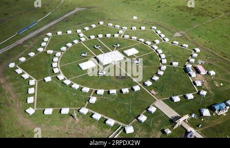 (190813) -- GANNAN, 13 agosto 2019 -- foto aerea scattata il 13 agosto 2019 mostra un punto panoramico della tenda presso il villaggio di Gaxiu di Gahai Township, contea di Luqu, prefettura autonoma tibetana di Gannan, provincia del Gansu della Cina nord-occidentale. Negli ultimi anni, Gannan ha promosso la cultura e l'industria turistica per aumentare il reddito della popolazione locale. ) CHINA-GANSU-GANNAN-TOURISM (CN) ChenxBin PUBLICATIONxNOTxINxCHN Foto Stock