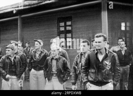 (190814) -- NEW YORK, 14 agosto 2019 -- la foto mostra Glen Beneda (1st R, front), un pilota statunitense Flying Tigers, durante la seconda guerra mondiale Cynthia Chennault, figlia del leggendario generale Claire Lee Chennault, ricordava ancora come il suo amato padre descriveva il suo sentimento sulla vittoria sul Giappone durante la seconda guerra mondiale. Nel 1941, il generale Chennault reclutò l'American Volunteer Group, che in seguito fu conosciuto come Flying Tigers. Durante la seconda guerra mondiale, il generale statunitense addestrò, organizzò e ispirò piloti americani e cinesi a superare le barriere linguistiche e culturali contro cui combattere Foto Stock