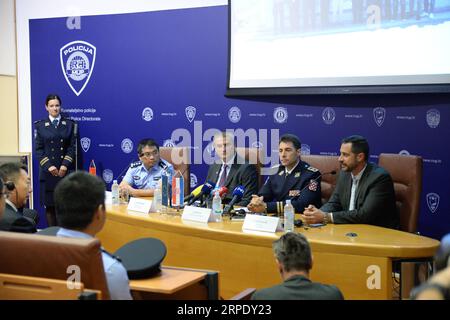 (190814) -- ZAGABRIA, 14 agosto 2019 -- Xue Qiang (4° R, posteriore), capo squadra della polizia cinese, e Velimir Tisma (3° R, posteriore), capo dell'unità di prevenzione del dipartimento di polizia di Zagabria, partecipano a una conferenza stampa a Zagabria, Croazia, il 14 agosto 2019. Gli agenti di polizia cinesi che pattugliavano in Croazia per un mese durante la stagione turistica hanno finito il loro lavoro qui mercoledì. Otto ufficiali della provincia di Jiangsu della Cina orientale pattugliarono con le loro controparti croate a Zagabria, Zara, Dubrovnik e al Parco Nazionale dei laghi di Plitvice, tutte destinazioni turistiche popolari dove ogni anno di più e m Foto Stock