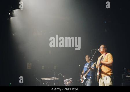 (190815) -- PECHINO, 15 agosto 2019 -- gli ospiti interagiscono con il pubblico durante la cerimonia di lancio del primo album della band 9772 a Pechino, capitale della Cina, 14 agosto 2019. Dopo tre anni di sforzi, la band 8772 ha pubblicato il suo primo album intitolato Never rare con dieci canzoni originali a Pechino mercoledì. Un pubblico di circa 300 persone ha partecipato alla cerimonia di lancio e ha visto le esibizioni messe in scena dalla band. La maggior parte dei membri della band soffre di malattie rare tra cui malattie ossee fragili, sindrome di Kallmann e atrofia muscolare spinale. La band è chiamata 8772 in quanto assomiglia alle lettere BTTZ, la i Foto Stock