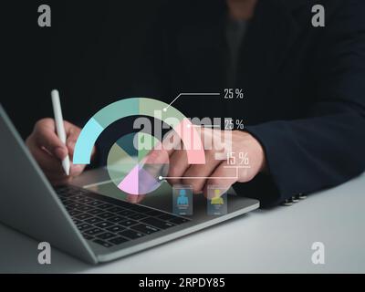Gli uomini d'affari utilizzano i computer per analizzare e gestire i dati aziendali, le analisi aziendali con grafici, metriche e KPI per migliorare l'organizzazione Foto Stock