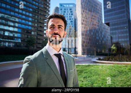 Giovane uomo d'affari caucasico adulto che guarda lateralmente espressione seria. Bel professionista maschile. Foto Stock
