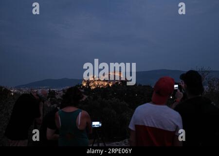 (190815) -- ATENE, 15 agosto 2019 -- la gente si riunisce sulla Collina delle Ninfe per guardare la luna piena di agosto che sorge sopra l'Acropoli ad Atene, Grecia, il 15 agosto 2019. La Grecia ha celebrato giovedì la luna piena di agosto offrendo l'ingresso gratuito a siti archeologici, musei e monumenti in tutto il paese, sotto gli auspici del Ministero greco della Cultura e dello Sport. PER VISITARE i siti archeologici, i musei di tutta la Grecia celebrano la luna piena di agosto (foto di /Xinhua) GRECIA-ATENE-PIENA LUNA-CELEBRAZIONE NickxPaleologos PUBLICATIONxNOTxINxCHN Foto Stock