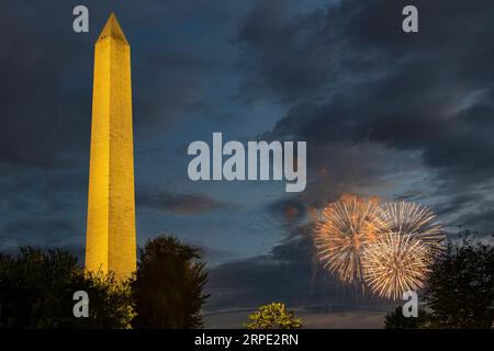 Washington DC, USA-4 luglio 2023; obelisco illuminato del Washington Monument al crepuscolo durante i fuochi d'artificio del 4 luglio Foto Stock