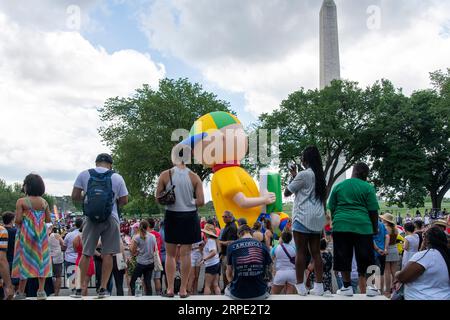 Washington DC, USA-4 luglio 2023; spettatori che guardano la parata del 4 luglio con l'obelisco del monumento di Washington sullo sfondo Foto Stock