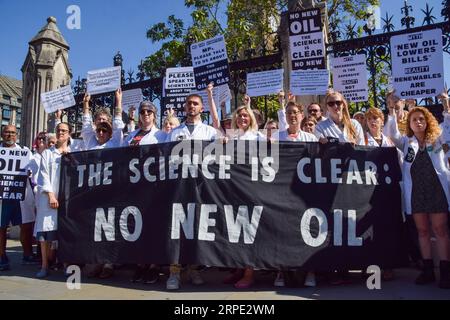 Londra, Inghilterra, Regno Unito. 4 settembre 2023. Gli scienziati si riuniscono in Piazza del Parlamento mentre visitano il Parlamento per dire ai deputati che tornano di fermare il nuovo petrolio e gas nel bel mezzo della crisi climatica. (Immagine di credito: © Vuk Valcic/ZUMA Press Wire) SOLO USO EDITORIALE! Non per USO commerciale! Foto Stock