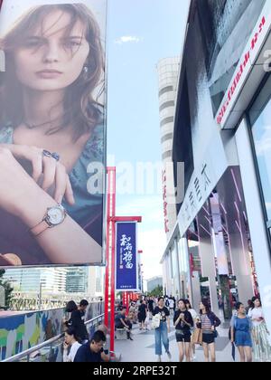 (190816) -- PECHINO, 16 agosto 2019 -- Mobile Photo shows people visiting Xidan shopping area a Pechino, capitale della Cina, 16 agosto 2019. ) (BeijingCandid)CHINA-BEIJING-XIDAN-SHOPPING (CN) DingxHongfa PUBLICATIONxNOTxINxCHN Foto Stock