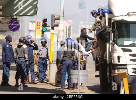 (190816) -- HARARE, 16 agosto 2019 (Xinhua) -- ufficiali di polizia sono stati visti a Harare, Zimbabwe, il 16 agosto 2019. Negozi, banche e punti vendita nella capitale dello Zimbabwe, Harare, sono stati chiusi venerdì dopo che l'alta Corte ha bandito una manifestazione pianificata dall'opposizione MDC Alliance. Agenti di polizia pesantemente armati pattugliarono il quartiere centrale degli affari mentre alcuni erano di stanza in aree strategiche del centro della città, tra cui la Piazza dell'unità Africana, dove i manifestanti dovevano riunirsi. (Foto di Shaun Jusa/Xinhua) ZIMBABWE-HARARE-PROTESTA-POLIZIA PUBLICATIONxNOTxINxCHN Foto Stock