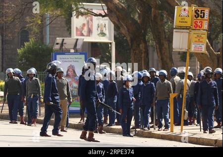 (190816) -- HARARE, 16 agosto 2019 (Xinhua) -- gli agenti di polizia stanno di guardia a Harare, Zimbabwe, il 16 agosto 2019. Negozi, banche e punti vendita nella capitale dello Zimbabwe, Harare, sono stati chiusi venerdì dopo che l'alta Corte ha bandito una manifestazione pianificata dall'opposizione MDC Alliance. Agenti di polizia pesantemente armati pattugliarono il quartiere centrale degli affari mentre alcuni erano di stanza in aree strategiche del centro della città, tra cui la Piazza dell'unità Africana, dove i manifestanti dovevano riunirsi. (Foto di Shaun Jusa/Xinhua) ZIMBABWE-HARARE-PROTESTA-POLIZIA PUBLICATIONxNOTxINxCHN Foto Stock