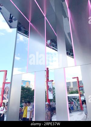 (190816) -- PECHINO, 16 agosto 2019 -- Mobile Photo shows people visiting Xidan shopping area a Pechino, capitale della Cina, 16 agosto 2019. ) (BeijingCandid)CHINA-BEIJING-XIDAN-SHOPPING (CN) DingxHongfa PUBLICATIONxNOTxINxCHN Foto Stock