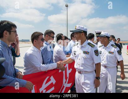 (190816) -- ALESSANDRIA (EGITTO), 16 agosto 2019 -- funzionari del cacciatorpediniere missilistico cinese Xi An della 32a flotta di scorta navale cinese sono accolti al loro arrivo ad Alessandria, Egitto, il 16 agosto 2019. Il cacciatorpediniere missilistico cinese Xi An della 32a flotta di scorta navale cinese è arrivato al porto della base navale di Alessandria d'Egitto venerdì per una sosta tecnica di quattro giorni. EGITTO-ALESSANDRIA-CINESE MISSILE DESTROYER XI AN -FERMATA TECNICA WUXHUIWO PUBLICATIONXNOTXINXCHN Foto Stock