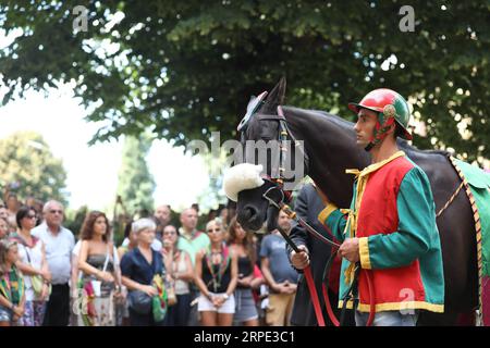 (190817) -- SIENA, 17 agosto 2019 -- Un fantino con il suo cavallo è visto durante il Palio di Siena, in Italia, 16 agosto 2019. La tradizionale corsa di cavalli Palio si svolge ogni luglio e agosto nella storica città italiana di Siena. (SP)ITALIA-SIENA-IPPODROMO-PALIO CHENGXTINGTING PUBLICATIONXNOTXINXCHN Foto Stock