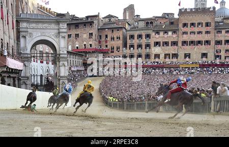 (190817) -- SIENA, 17 agosto 2019 (Xinhua) -- i fantini cavalcano i loro cavalli durante il Palio di Siena, Italia, 16 agosto 2019. La tradizionale corsa di cavalli Palio si svolge ogni luglio e agosto nella storica città italiana di Siena. (Foto di Alberto Lingria/Xinhua) (SP)ITALIA-SIENA-IPPODROMO-PALIO PUBLICATIONxNOTxINxCHN Foto Stock