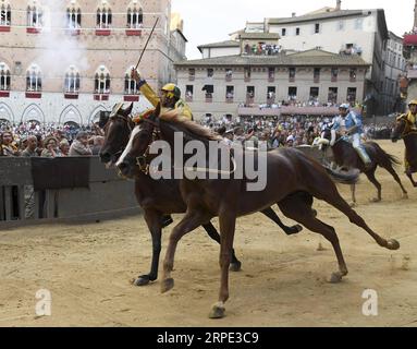 (190817) -- SIENA, 17 agosto 2019 (Xinhua) -- Cavallo Remorex (fronte) della Selva (quartiere forestale) gareggia senza fantino vincendo lo storico Palio di Siena a Siena, in Italia, 16 agosto 2019. La tradizionale corsa di cavalli Palio si svolge ogni luglio e agosto nella storica città italiana di Siena. (Foto di Alberto Lingria/Xinhua) (SP)ITALIA-SIENA-IPPODROMO-PALIO PUBLICATIONxNOTxINxCHN Foto Stock