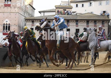 (190817) -- SIENA, 17 agosto 2019 -- i fantini cavalcano i loro cavalli durante il Palio di Siena, 16 agosto 2019. La tradizionale corsa di cavalli Palio si svolge ogni luglio e agosto nella storica città italiana di Siena. (Foto di /Xinhua) (SP)ITALIA-SIENA-IPPODROMO-PALIO AlbertoxLingria PUBLICATIONxNOTxINxCHN Foto Stock