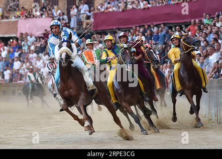 (190817) -- SIENA, 17 agosto 2019 (Xinhua) -- i fantini cavalcano i loro cavalli durante il Palio di Siena, Italia, 16 agosto 2019. La tradizionale corsa di cavalli Palio si svolge ogni luglio e agosto nella storica città italiana di Siena. (Foto di Alberto Lingria/Xinhua) (SP)ITALIA-SIENA-IPPODROMO-PALIO PUBLICATIONxNOTxINxCHN Foto Stock