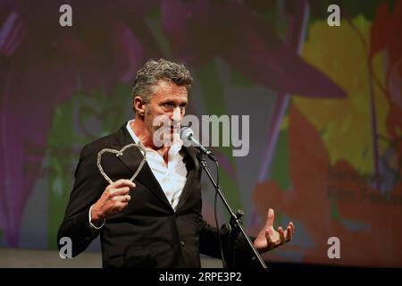 (190817) -- SARAJEVO, 17 agosto 2019 (Xinhua) -- Pawel Pawlikowski, regista e sceneggiatore polacco, parla dopo aver ricevuto il premio Honorary Heart of Sarajevo durante il Sarajevo Film Festival di Sarajevo, Bosnia ed Erzegovina (BiH) il 16 agosto 2019. Il 25° Sarajevo Film Festival (SFF) ha dato il via venerdì nella capitale della BiH, presentando agli artisti il premio Honorary Heart of Sarajevo, il più alto premio dell'evento. (Foto di Nedim Grabovica/Xinhua) BOSNIA-ERZEGOVINA-SARAJEVO FILM FESTIVAL PUBLICATIONxNOTxINxCHN Foto Stock