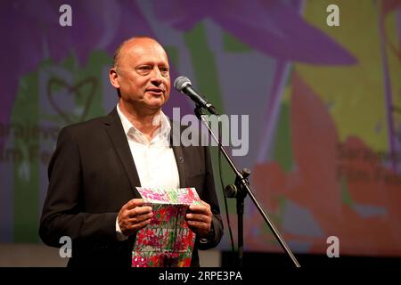 (190817) -- SARAJEVO, 17 agosto 2019 (Xinhua) -- Mirsad Purivatra, direttore del Sarajevo Film Festival, parla alla cerimonia di apertura del Sarajevo Film Festival a Sarajevo, Bosnia-Erzegovina (BiH) il 16 agosto 2019. Il 25° Sarajevo Film Festival (SFF) ha dato il via venerdì nella capitale della BiH, presentando agli artisti il premio Honorary Heart of Sarajevo, il più alto premio dell'evento. (Foto di Nedim Grabovica/Xinhua) BOSNIA-ERZEGOVINA-SARAJEVO FILM FESTIVAL PUBLICATIONxNOTxINxCHN Foto Stock