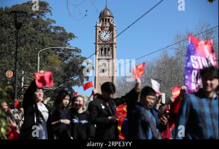 (190817) -- SYDNEY, 17 agosto 2019 -- le persone prendono parte allo Stop Riots a Hong Kong rally a Sydney, Australia, 17 agosto 2019. Circa 3.000 persone hanno marciato pacificamente per le strade di Sydney sabato per chiedere la fine della violenza che ha colpito la regione amministrativa speciale di Hong Kong (SAR) della Cina nelle ultime settimane. PER ANDARE CON Feature: Migliaia si riuniscono a Sydney chiedendo la fine della violenza in Cina Hong Kong ) AUSTRALIA-SYDNEY-END TO VIOLENCE-HONG KONG-MARCH BaixXuefei PUBLICATIONxNOTxINxCHN Foto Stock