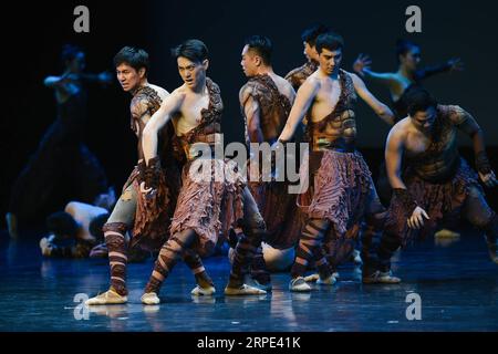 (190817) -- MOSCA, 17 agosto 2019 (Xinhua) -- gli artisti si esibiscono sul palco durante lo spettacolo cinese di danza drammatica chiamato per incontrare il Canal grande a Mosca, in Russia, il 16 agosto 2019. (Xinhua/Evgeny Sinitsyn) RUSSIA-MOSCA-CINA-DRAMMA DANCE PUBLICATIONxNOTxINxCHN Foto Stock