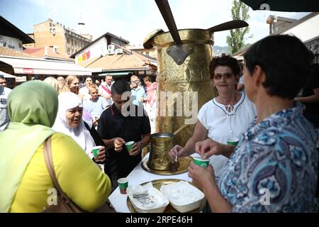 (190817) -- SARAJEVO, 17 agosto 2019 -- People Taste Coffee on the Bascarsija Square in Sarajevo, Bosnia-Erzegovina (BiH), 17 agosto 2019. La gente ha avuto l'opportunità qui il sabato di assaggiare il vero caffè bosniaco da questa grande dzezva (caffettiera). (Foto di /Xinhua) BOSNIA ED ERZEGOVINA-SARAJEVO-BIGGEST COFFEE POT NedimxGrabovica PUBLICATIONxNOTxINxCHN Foto Stock