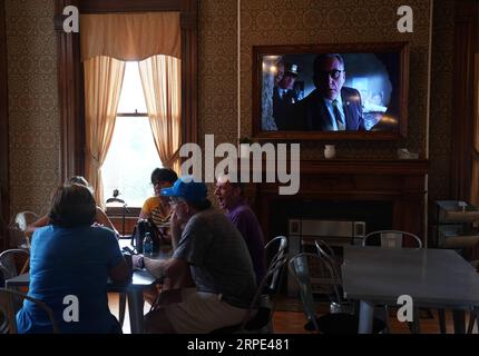 (190817) -- MANSFIELD, 17 agosto 2019 -- Tourist visit the former Ohio State Reformatory where the Shawshank Redemption è stato girato nella città di Mansfield, Ohio, Stati Uniti, 16 agosto 2019. Gli eventi si sono tenuti a Mansfield per celebrare il 25° anniversario della proiezione del film la redenzione di Shawshank . ) STATI UNITI-OHIO- LA REDENZIONE DEGLI SHAWSHANK -25° ANNIVERSARIO LIUXJIE PUBLICATIONXNOTXINXCHN Foto Stock