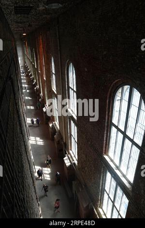 (190817) -- MANSFIELD, 17 agosto 2019 -- Tourist visit the former Ohio State Reformatory where the Shawshank Redemption è stato girato nella città di Mansfield, Ohio, Stati Uniti, 16 agosto 2019. Gli eventi si sono tenuti a Mansfield per celebrare il 25° anniversario della proiezione del film la redenzione di Shawshank . ) STATI UNITI-OHIO- LA REDENZIONE DEGLI SHAWSHANK -25° ANNIVERSARIO LIUXJIE PUBLICATIONXNOTXINXCHN Foto Stock