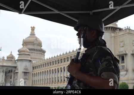 (190817) -- BANGALORE, 17 agosto 2019 -- un soldato paramilitare indiano è di guardia fuori Vidhan Soudha o all'edificio dell'Assemblea legislativa a Bangalore, India, 17 agosto 2019. Bangalore, capitale dello stato sudoccidentale dell'India, Karnataka, è stata in allerta di sicurezza con la polizia armata schierata in tutta la città sabato. L'allarme seguì una nota consultiva del Commissario della polizia cittadina Bhaskar Rao ai suoi deputati per intensificare la sicurezza in tutte le installazioni iconiche e nei luoghi pubblici della città. (Str/Xinhua) INDIA-BANGALORE-SECURITY ALERT XinxHuashe PUBLICATIONxNOTxINxCHN Foto Stock