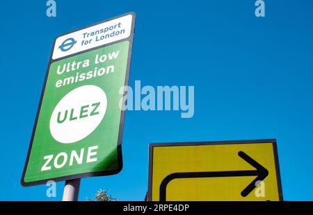 Cartello zona ULEZ con traffico in background a Wandsworth, Londra , Regno Unito Foto Stock