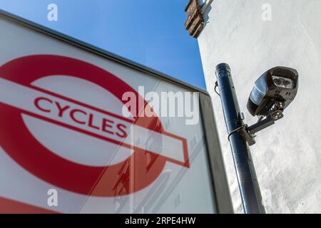Fotocamera utilizzata per applicare la zona a bassissime emissioni di Londra con cartello noleggio biciclette nel centro di Londra, Regno Unito, Foto Stock