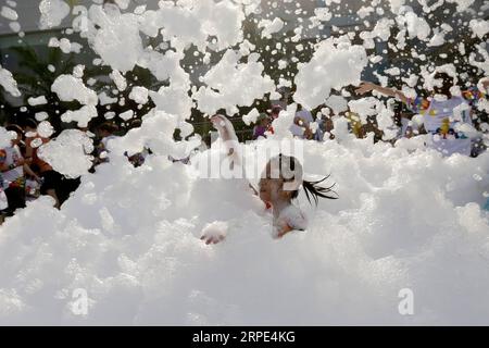 (190818) -- PECHINO, 18 agosto 2019 -- Una ragazza gioca con la schiuma durante il Sesame Street Run a Pasay City, Filippine, 17 agosto 2019. ) XINHUA FOTO DEL GIORNO ROUELLExUMALI PUBLICATIONxNOTxINxCHN Foto Stock