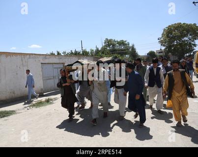 (190818) -- KABUL, 18 agosto 2019 -- la gente porta la bara vittima di un attentato suicida durante una cerimonia funebre a Kabul, capitale dell'Afghanistan, 18 agosto 2019. Un'esplosione ha strappato attraverso una sala per matrimoni piena di zampe a Kabul il sabato sera tardi, uccidendo 63 persone e ferendone 182. Rahmatullah Alizadah) AFGHANISTAN-KABUL-ATTENTATO SUICIDA-CERIMONIA FUNEBRE XinhuaxKabul PUBLICATIONxNOTxINxCHN Foto Stock