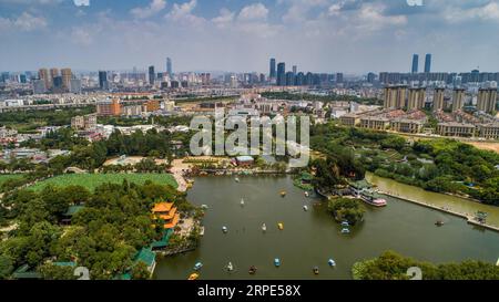 (190818) -- KUNMING, 18 agosto 2019 -- foto aerea scattata il 17 agosto 2019 mostra una vista del Parco Daguan a Kunming, nella provincia dello Yunnan della Cina sud-occidentale. Come capitale provinciale dello Yunnan, Kunming non è solo un centro di trasporto e informazione, ma anche un centro regionale per gli affari politici, economici, culturali, educativi, scientifici e sociali. I miti climi della città permettono ai fiori freschi e ai verdi lussureggianti di crescere tutto l'anno, rendendola un luogo piacevole da visitare e da vivere. ) CHINA-YUNNAN-KUNMING-AERIAL VIEW (CN) HUXCHAO PUBLICATIONXNOTXINXCHN Foto Stock