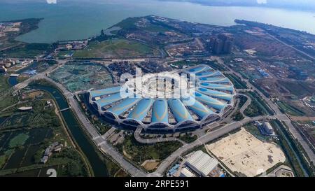 (190818) -- KUNMING, 18 agosto 2019 -- foto aerea scattata il 15 agosto 2019 mostra il Dianchi International Convention & Exhibition Center a Kunming, nella provincia dello Yunnan nel sud-ovest della Cina. Come capitale provinciale dello Yunnan, Kunming non è solo un centro di trasporto e informazione, ma anche un centro regionale per gli affari politici, economici, culturali, educativi, scientifici e sociali. I miti climi della città permettono ai fiori freschi e ai verdi lussureggianti di crescere tutto l'anno, rendendola un luogo piacevole da visitare e da vivere. ) CHINA-YUNNAN-KUNMING-AERIAL VIEW (CN) ZHANGXFAN PUBLICATIONXNOTXIN Foto Stock