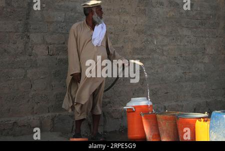 (190818) -- JALALABAD, 18 agosto 2019 (Xinhua) -- un uomo afghano riceve acqua da una pompa pubblica di acqua nel distretto di Rodat a Nangarhar, Afghanistan, 17 agosto 2019. (Foto di Saifurahman Safi/Xinhua) AFGHANISTAN-NANGARHAR-PUBLIC WATER PUBLICATIONxNOTxINxCHN Foto Stock