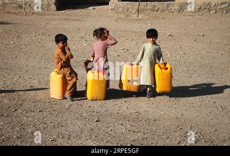 (190818) -- JALALABAD, 18 agosto 2019 (Xinhua) -- i bambini afghani trasportano barili per ottenere l'acqua da una pompa dell'acqua pubblica in un campo sfollato nel distretto di Rodat a Nangarhar, Afghanistan, 17 agosto 2019. (Foto di Saifurahman Safi/Xinhua) AFGHANISTAN-NANGARHAR-PUBLIC WATER PUBLICATIONxNOTxINxCHN Foto Stock