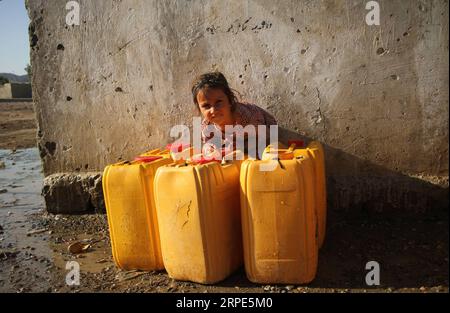 (190818) -- JALALABAD, 18 agosto 2019 (Xinhua) -- un bambino afghano attende dopo aver prelevato acqua da una pompa dell'acqua pubblica in un campo sfollato nel distretto di Rodat a Nangarhar, Afghanistan, 17 agosto 2019. (Foto di Saifurahman Safi/Xinhua) AFGHANISTAN-NANGARHAR-PUBLIC WATER PUBLICATIONxNOTxINxCHN Foto Stock