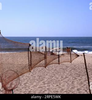 Secchezza delle reti da pesca sulla spiaggia di Nazare, Portogallo Foto Stock