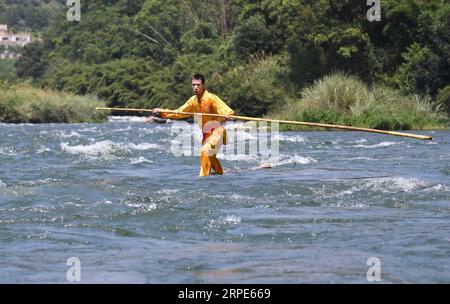 (190819) -- FUZHOU, 19 agosto 2019 -- Xie Ziben, un abitante del villaggio di Juzhou, esegue un singolo bamboo alla deriva al villaggio di Dadaotou della città di Hongkou nella città di Ningde, nella provincia del Fujian della Cina sud-orientale, 18 agosto 2019. Il singolo bamboo alla deriva, conosciuto anche come Zhanmu , risale a oltre 600 anni fa. Una volta era usato per trasportare tronchi dalla gente del posto, ma oggi è diventato uno spettacolo tradizionale per attirare i visitatori. ) CHINA-FUJIAN-NINGDE-SINGLE BAMBOO DRIFTING (CN) LINXSHANCHUAN PUBLICATIONXNOTXINXCHN Foto Stock