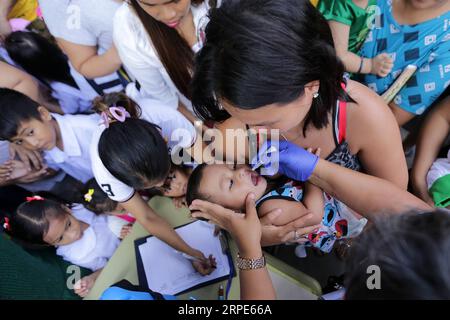 (190819) -- MANILA, 19 agosto 2019 -- Un bambino riceve un vaccino orale contro il poliovirus durante una campagna anti-polio del Dipartimento della salute delle Filippine a Manila, nelle Filippine, 19 agosto 2019. ) FILIPPINE-MANILA-ANTI-POLIO CAMPAGNA DI VACCINAZIONE ROUELLEXUMALI PUBLICATIONXNOTXINXCHN Foto Stock