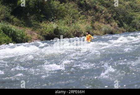 (190819) -- FUZHOU, 19 agosto 2019 -- Xie Ziben, un abitante del villaggio di Juzhou, esegue un singolo bamboo alla deriva al villaggio di Dadaotou della città di Hongkou nella città di Ningde, nella provincia del Fujian della Cina sud-orientale, 18 agosto 2019. Il singolo bamboo alla deriva, conosciuto anche come Zhanmu , risale a oltre 600 anni fa. Una volta era usato per trasportare tronchi dalla gente del posto, ma oggi è diventato uno spettacolo tradizionale per attirare i visitatori. ) CHINA-FUJIAN-NINGDE-SINGLE BAMBOO DRIFTING (CN) LINXSHANCHUAN PUBLICATIONXNOTXINXCHN Foto Stock