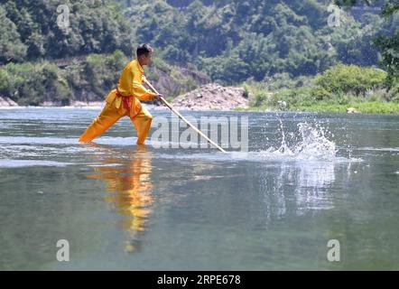 (190819) -- FUZHOU, 19 agosto 2019 -- Xie Ziben, un abitante del villaggio di Juzhou, esegue un singolo bamboo alla deriva al villaggio di Dadaotou della città di Hongkou nella città di Ningde, nella provincia del Fujian della Cina sud-orientale, 18 agosto 2019. Il singolo bamboo alla deriva, conosciuto anche come Zhanmu , risale a oltre 600 anni fa. Una volta era usato per trasportare tronchi dalla gente del posto, ma oggi è diventato uno spettacolo tradizionale per attirare i visitatori. ) CHINA-FUJIAN-NINGDE-SINGLE BAMBOO DRIFTING (CN) LINXSHANCHUAN PUBLICATIONXNOTXINXCHN Foto Stock