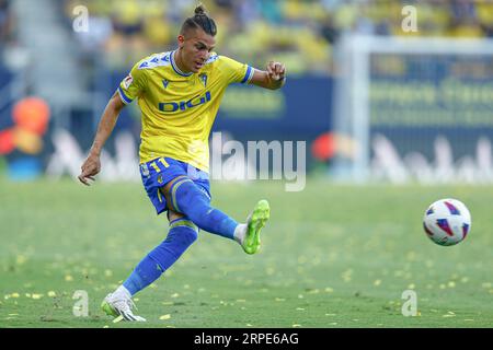 Ivan Alejo di Cadice durante la partita di la Liga tra Cadice CF e Villarreal CF giocata al Nuevo Mirandilla Stadium il 1 settembre a Cadice, in Spagna. (Foto di Antonio Pozo / PRESSINPHOTO) Foto Stock